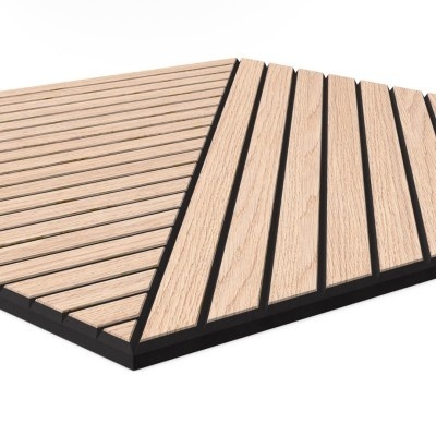 Placa decorativa de madeira clara com linhas paralelas e tapete preto