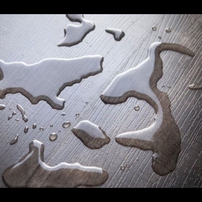 Madeira escura com gotas de água irregularmente espalhadas