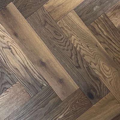 Pavimento em madeira castanha padrão espinha de peixe