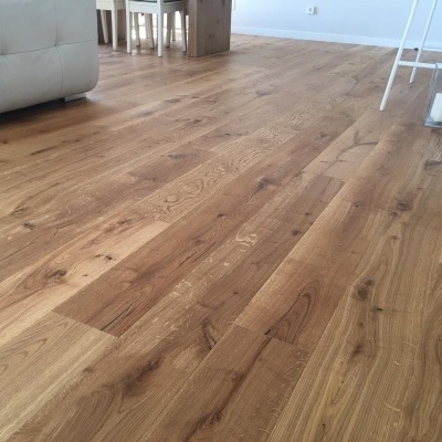 Pavimento flutuante em madeira clara com textura natural