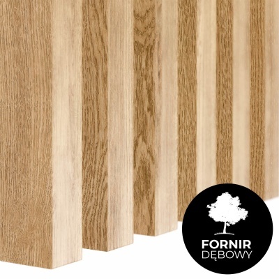 Tábuas de madeira clara com textura natural e logótipo FORNIR DĘBOWY