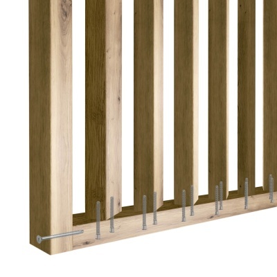 Estrutura de madeira clara com vigas verticais e parafusos metálicos visíveis na base