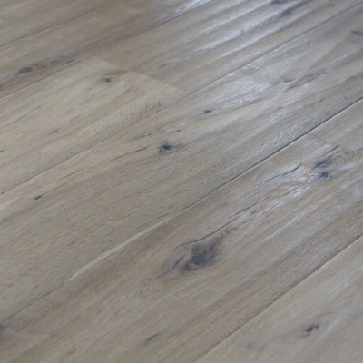 Chão de madeira clara com veios e textura natural
