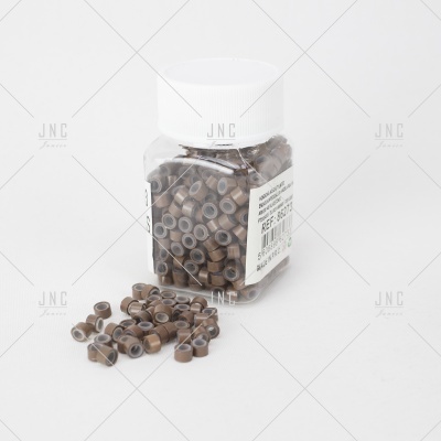 Frasco plástico com pequenas peças cilíndricas castanhas e cinzentas