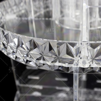Organizador em acrílico transparente com padrões facetados e prateleiras visíveis