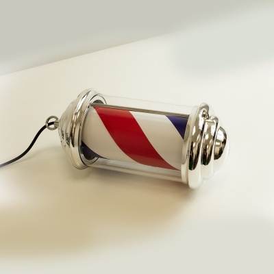 Barbearia luminosa com riscas vermelhas, brancas e azuis em cilindro transparente com suportes prateados