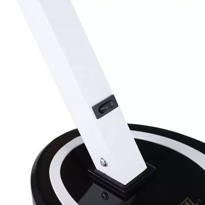 Base preta redonda com estrutura branca e interruptor preto embutido