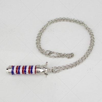 Colar com pingente metálico colorido e corrente prateada