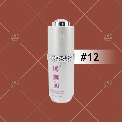 Frasco branco de base permanente para unhas com detalhes prateados e texto rosa sobre fundo castanho.