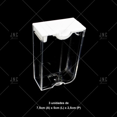 Caixa plástica transparente com tampa branca retangular sobre fundo preto