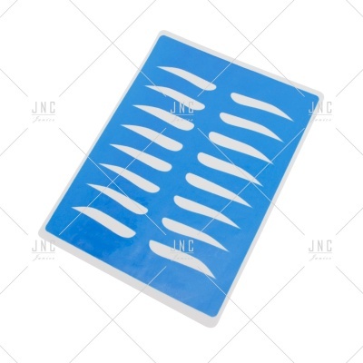 Stencil azul com formas alongadas brancas para desenho