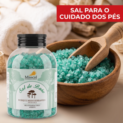 Frasco de sal de banho com cristais verdes e texto Sal para o cuidado dos pés