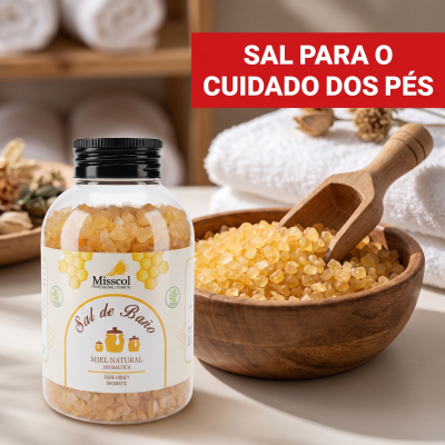 Frasco com sal de banho natural com mel e taça de madeira com sal de banho e colher em madeira