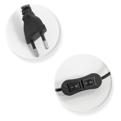 Tomada elétrica de 2 pinos e interruptor duplo preto sobre fundo branco