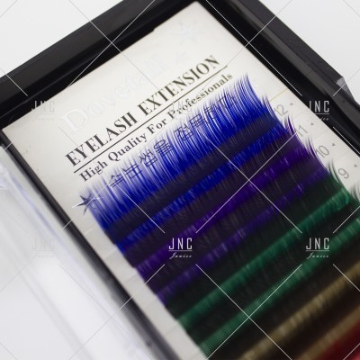 Extensões de pestanas coloridas em caixa preta com texto