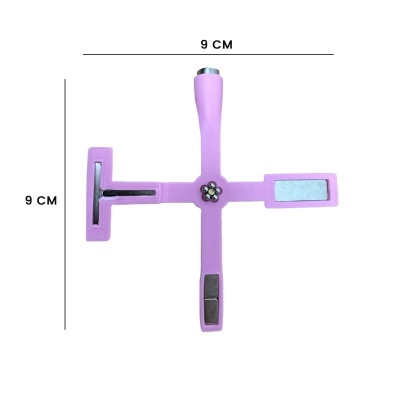 Produto plástico cor-de-rosa em formato de cruz com 9 cm, decorado com flor e detalhes metálicos