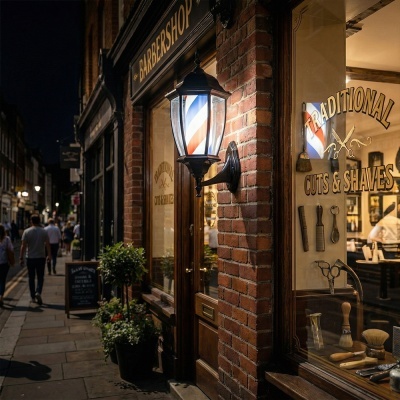Vitrine de barbearia tradicional com utensílios de barbearia e texto na janela