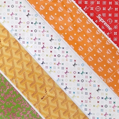 Cinco faixas de tecido com padrões coloridos e texto Supreme na faixa vermelha.