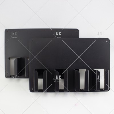 Dois organizadores de parede pretos em metal com vários divisores