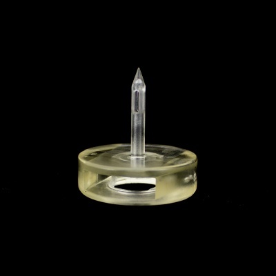 Produto transparente de plástico com base redonda e haste pontiaguda