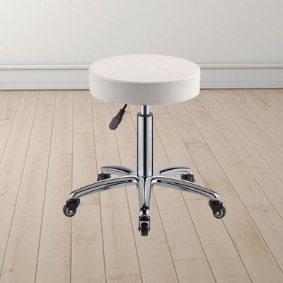 Cadeira de escritório giratória com assento branco e base cromada com rodas