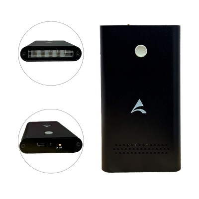 Dispositivo preto com botão branco, logótipo triangular, luzes LED e porta USB