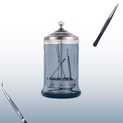 Frasco de vidro com tampa metálica e ferramentas de manicure dentro