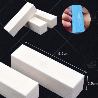 Blocos retangulares brancos para lixagem de unhas, detalhe de bloco azul, fundo preto