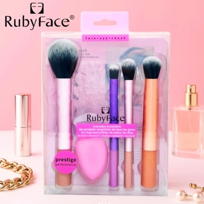 Conjunto de pincéis de maquilhagem RubyFace com 4 pincéis coloridos e esponja rosa