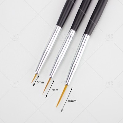 Três pincéis de artista com cabo preto e cerdas finas de vários comprimentos