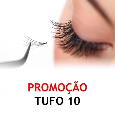 Tufo de pestanas postiças pretas segurado por pinça perto do olho fechado