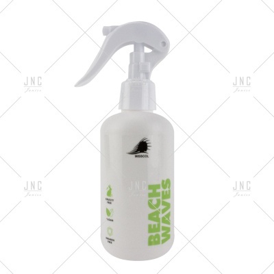 Frasco branco de spray com rótulo verde e tampa branca