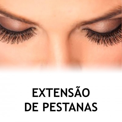 Rosto feminino com olhos fechados e pestanas longas e densas, texto 'EXTENSÃO DE PESTANAS'