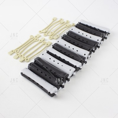 Grampos e extensores para máscara em plástico preto, branco e bege sobre fundo branco