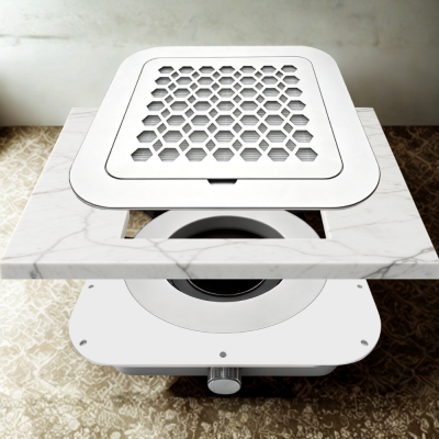 Grelha de ventilação branca com padrão hexagonal embutida em bancada de mármore branco.