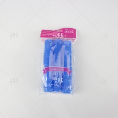 Conjunto de três rolos de cabelo azuis em embalagem transparente com etiqueta rosa.