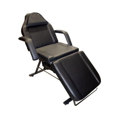 Cadeira reclinável de couro preto com apoios acolchoados