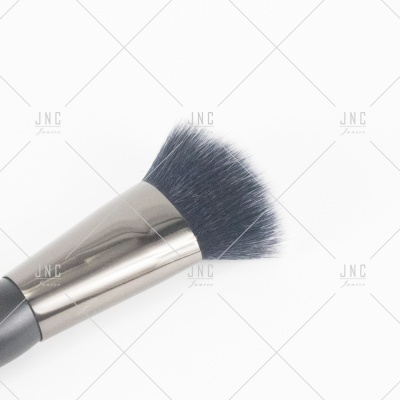Pincel de maquilhagem com cerdas pretas e brancas