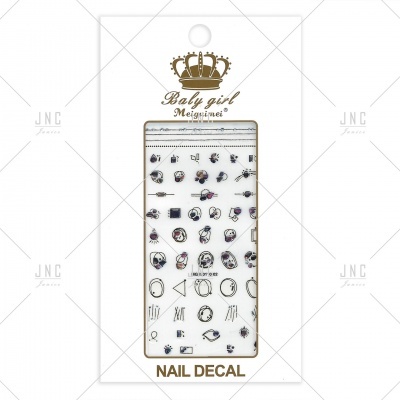 Conjunto de autocolantes para unhas em cartão branco com decoração de coroa dourada e texto