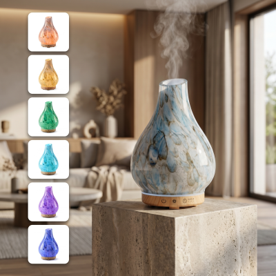 Difusor de aromas em vidro com padrões marmoreados azul e base de madeira num ambiente interior