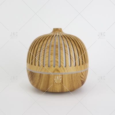 Difusor de aroma em madeira clara com ranhuras verticais e luz interior