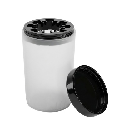 Recipiente cilíndrico translúcido com tampa preta desencaixada e parte superior preta com recortes.