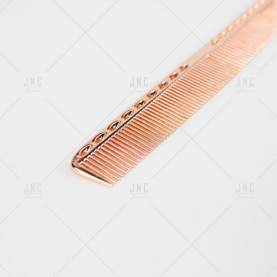 Pente metálico cor cobre com detalhes decorativos