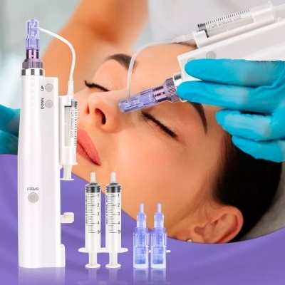 Aparelho branco de microagulhamento com seringas e ponteiras roxas, aplicado no rosto de mulher