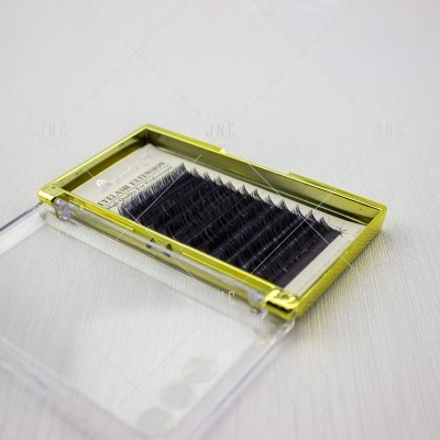 Caixa com pestanas postiços organizados em fila