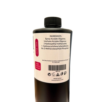 Frasco preto com etiqueta branca mostrando ingredientes químicos e código de barras