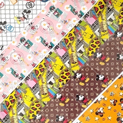 Tecidos estampados com personagens Disney em várias cores e padrões.