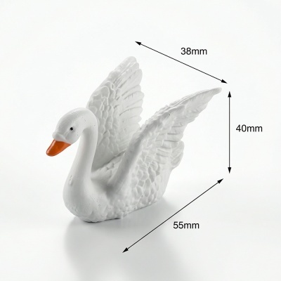 Figura decorativa de cisne branco com asas levantadas e bico laranja