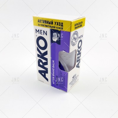 Embalagem de bálsamo pós-barba ARKO MEN em cartão branco, azul e amarelo com texto em russo e inglês