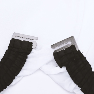 fecho metálico com tecido branco e preto franzido